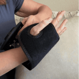 2. Legen Sie das Gerät um Ihr Handgelenk und drücken Sie den Einschaltknopf.